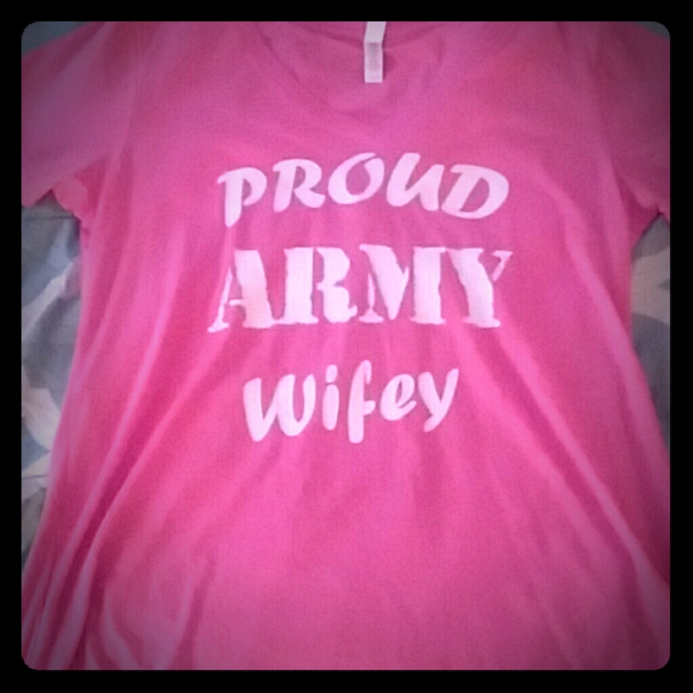 Proud Army wife v-neck